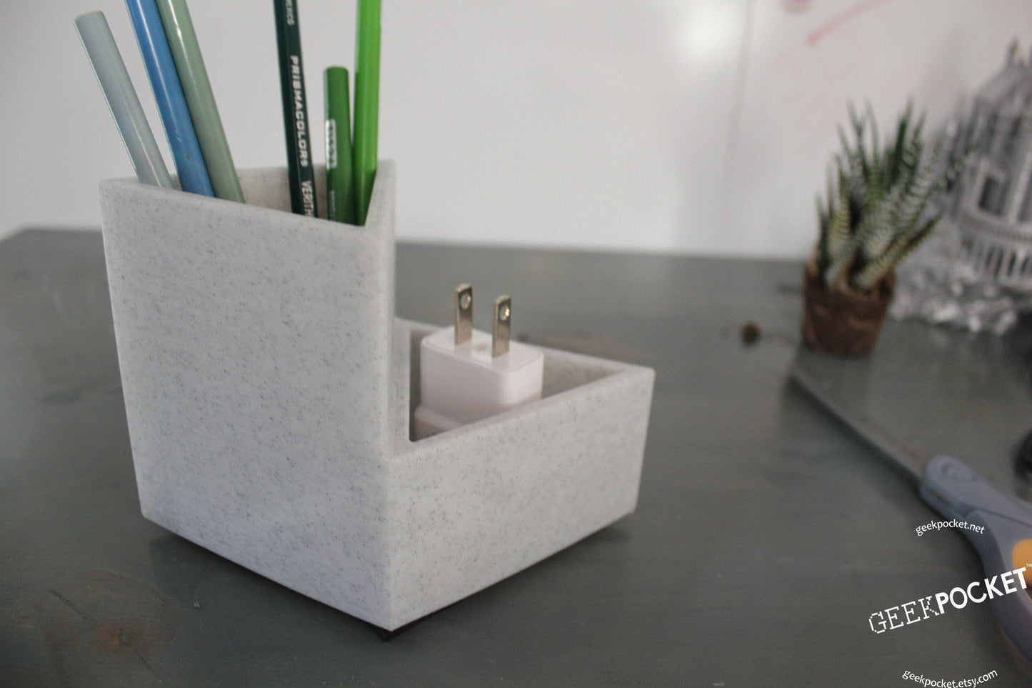 Geometric Pencil holder desk organizer in Marble colored plastic
